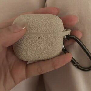 Minimal Pebble-Texture Earbud Case with Clip